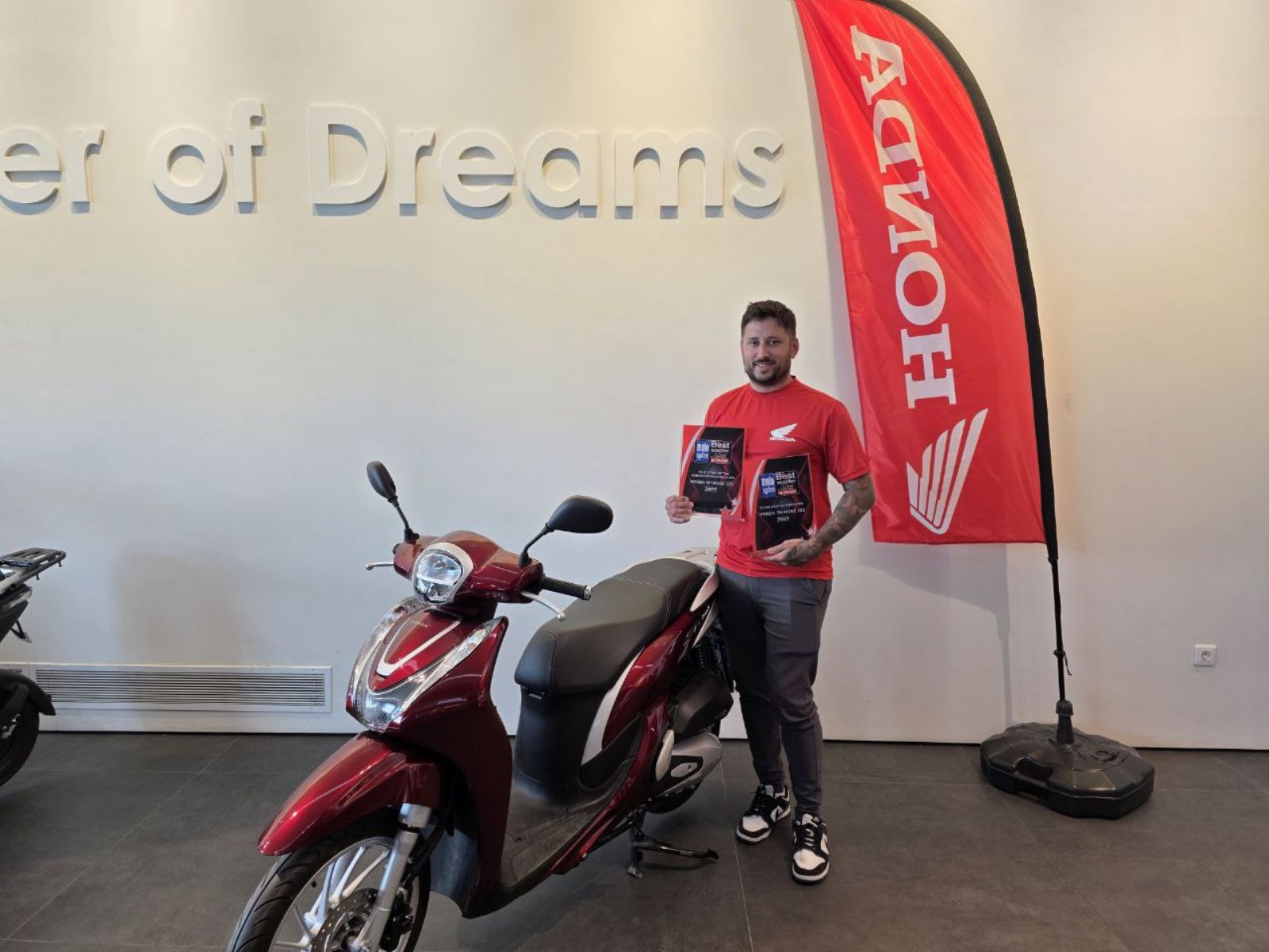 Παράδοση Βραβείου Best Moto 2025 στον Ιωάννη Λαχανά, Product Manager of Honda Moto, για το SH Mode 125 ως το πιο αξιόπιστο Scooter!